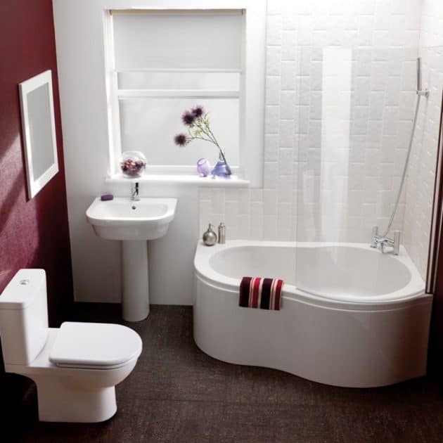 baignoire-dangle-dans-une-petite-salle-de-bain
