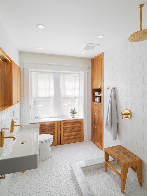 bois-et-mosaique-blanche-dans-salle-de-bain-scandinave