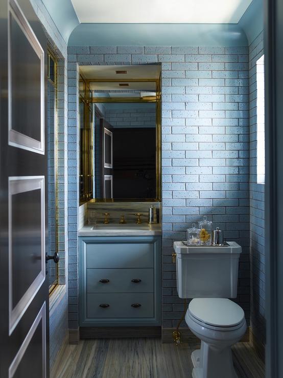 briques-bleues-dans-la-salle-de-bain