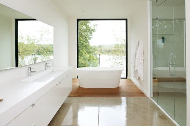 grande-salle-de-bain-avec-baignoire-ilot