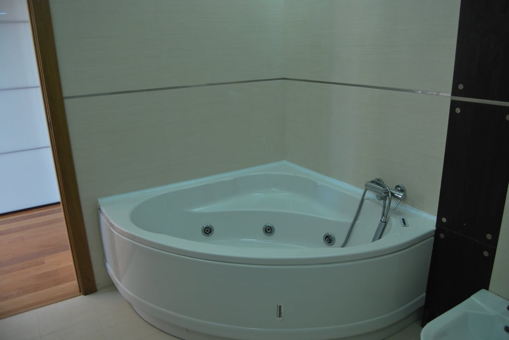 Le jacuzzi d'angle dans sa version la plus classique. https://www.flickr.com/photos/lucas_fox_luxury_properties_apartments_houses_for_sale_rent_spain/6725921447/
