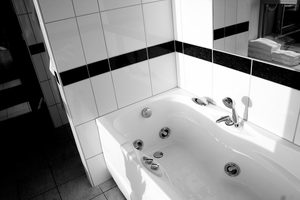 Un jacuzzi rectangulaire. https://www.flickr.com/photos/jakecaptive/3012698458/