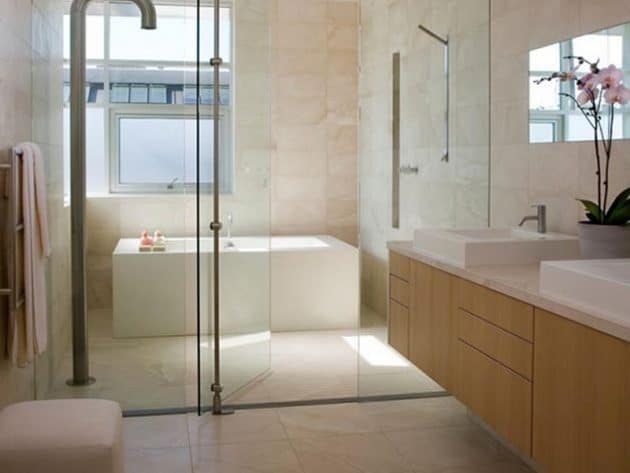 la-douche-delimitee-par-des-parois-en-verre