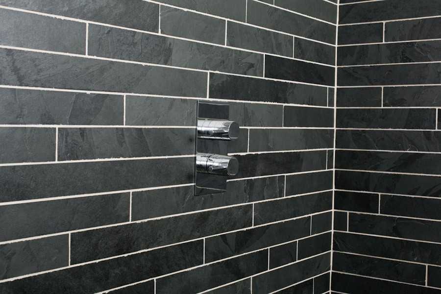 Source / vu sur: https://bathroom.janajustice.com/bathroom-slate-wall-tiles/
