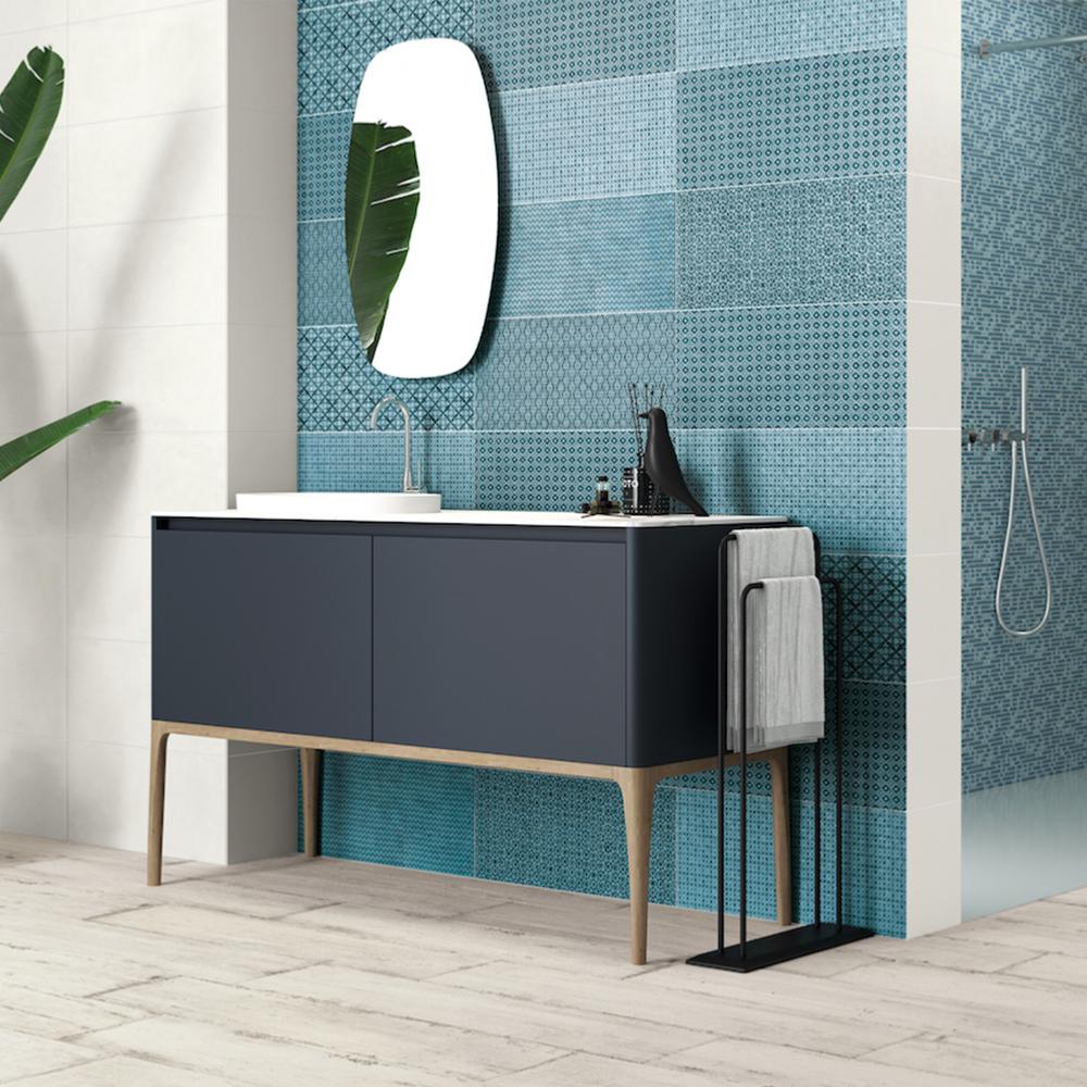 Carreaux en céramique bleus type patchwork avec meuble de salle de bain d'appoint carrelage mural de type carreaux de ciments bleus
