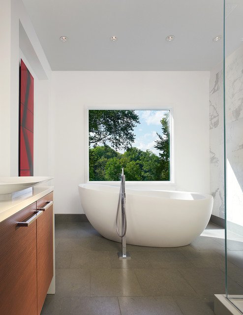 salle-de-bain-avec-fenetre-sur-lexterieur