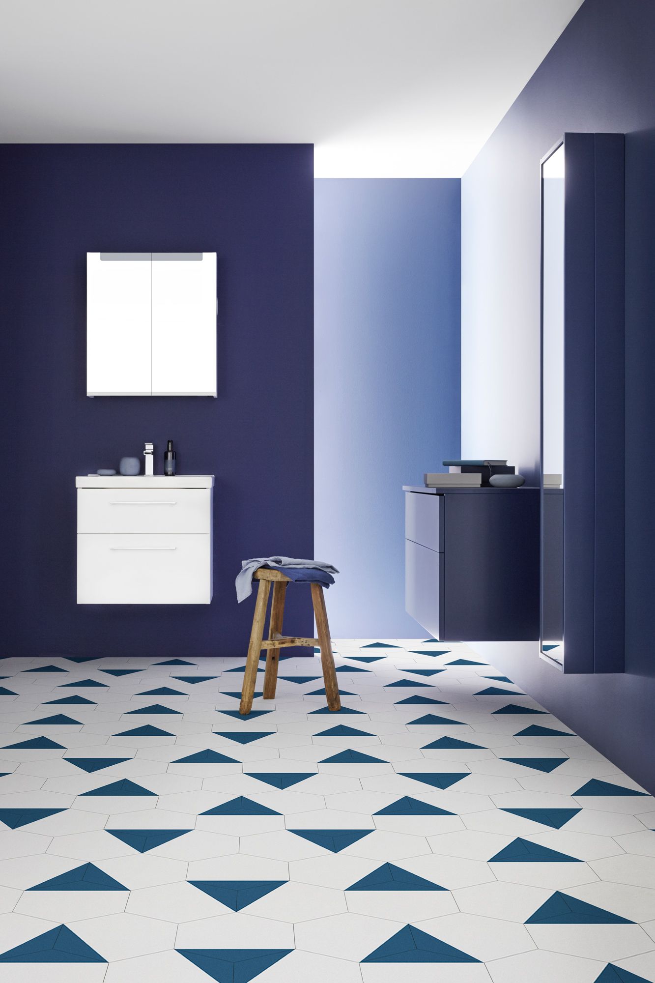 Salle de bain dans des tons bleu marine avec un carrelage très graphique salle de bain avec carrelage au sol très graphique