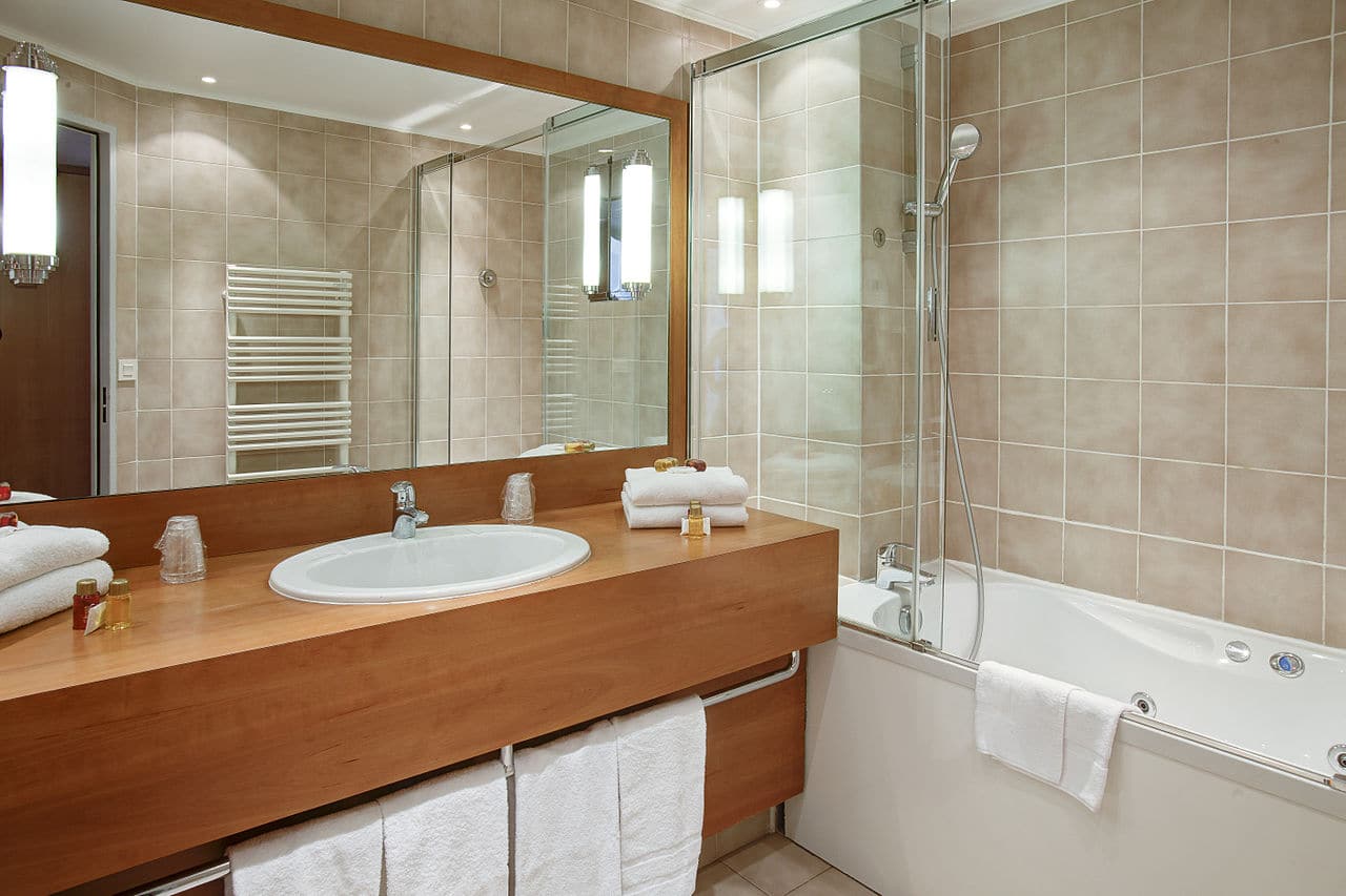 https://commons.wikimedia.org/wiki/File:Bathroom_for_suite_-_Paris_Opera_Cadet_Hotel.jpg