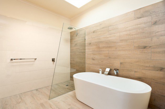 salle-de-bain-en-bois-avec-baignoire-en-ceramique