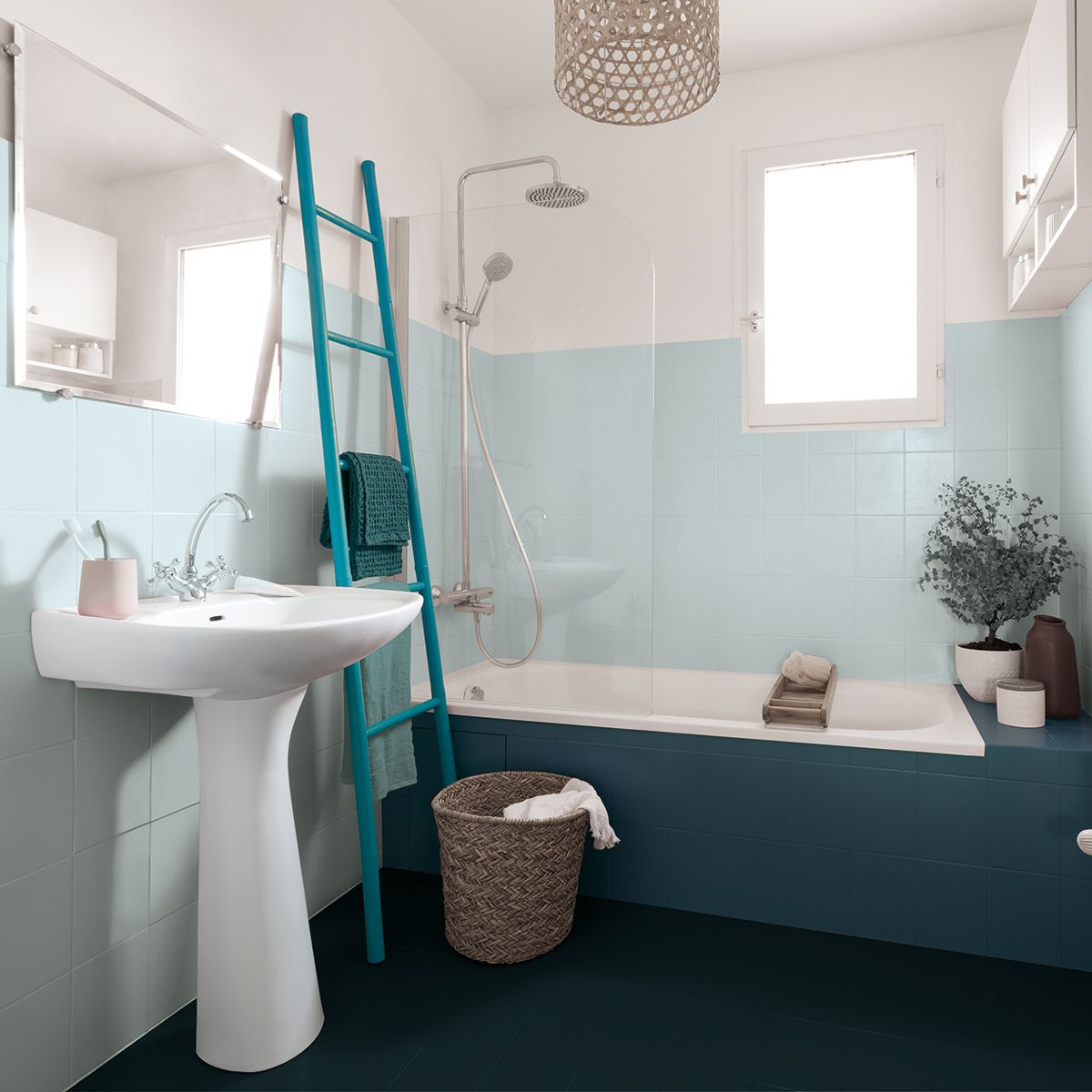 une salle de bain lagon
