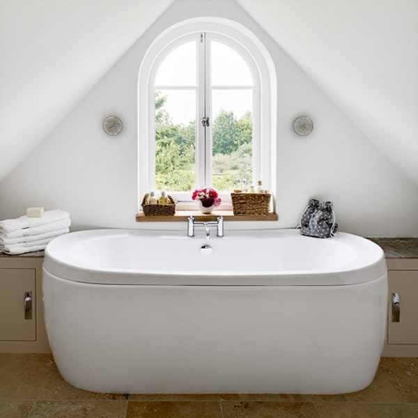 Source / vu sur : https://www.interiorholic.com/rooms/bathrooms/attic-bathroom-designs/