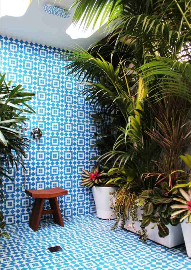 Carreaux bleus de même nature entre le sol et le mur pour une continuité visuelle salle de bain tropicale avec carreaux bleus
