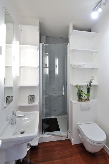 etageres-dans-une-petite-salle-de-bain