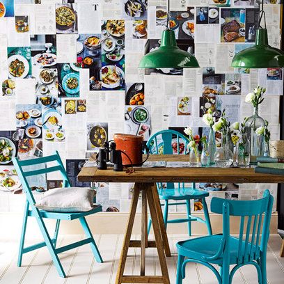 Salle à manger boho-chic avec table en bois rectangulaire et trois chaises en bleu clair sur sol blanc et beige. Multitude de différentes photos accrochées représentant de la nourriture au mur.