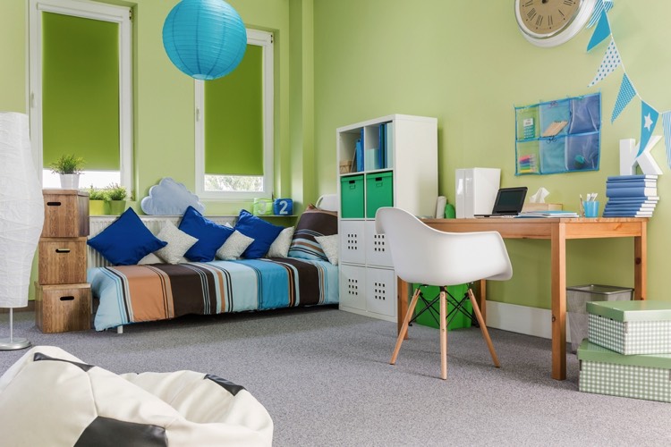 Chambre garçon accent mis sur les lignes les formes rectangle et carré, sol uni couleur gris clair. Pouf original version ballon de football, canapé sous les 2 fenêtres, bureau et chaise en bois type pin brut.