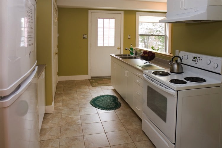 Une buanderie en sous sol, avec cuisinière et petite kitchenette