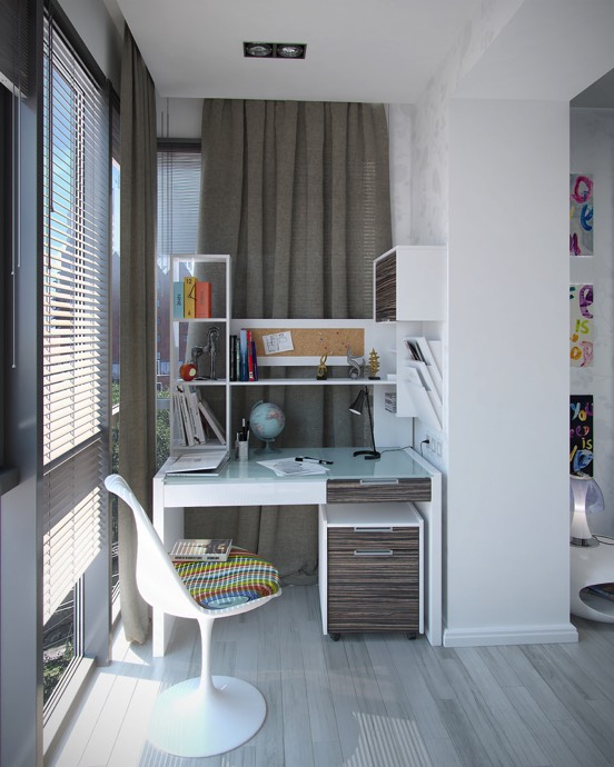 Bureau minimaliste blanc et en bois situé dans un coin de pièce. Parquet, chaise blanche, rangements supérieurs en cases, stores sur fenêtres et trois cadres pop sur la droite.