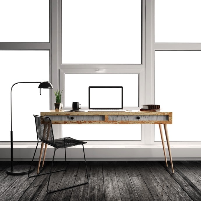 Bureau pour ado minimaliste composée d'une table en bois avec PC moderne dessus, d'une chaise noire ainsi que d'une grande lampe noire. Présence d'un parquet.