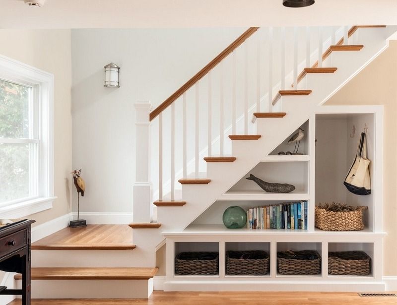 aménagement de l'espace sous un escalier droit