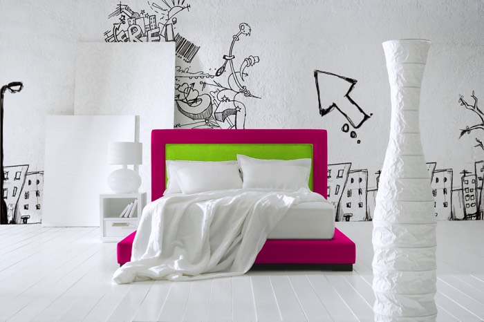 Décoration sympa et ludique pour une chambre d’ado fille avec mur style BD en noir et blanc. Lit deux places rose et vert clair, couverture et deux coussins, parquet blanc. chambre-ado-fille-room27-022
