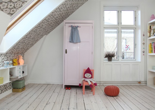 Vu sur Joli Place. Une chambre d'enfant avec un mur blanc et un mur tapissé.