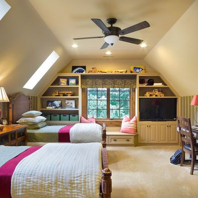 Chambre double sous comble, rangement intégré, fenêtre basse en bout d'espace. Commode pour séparation lits, bureau en vis à vis et ventilateur au plafond.