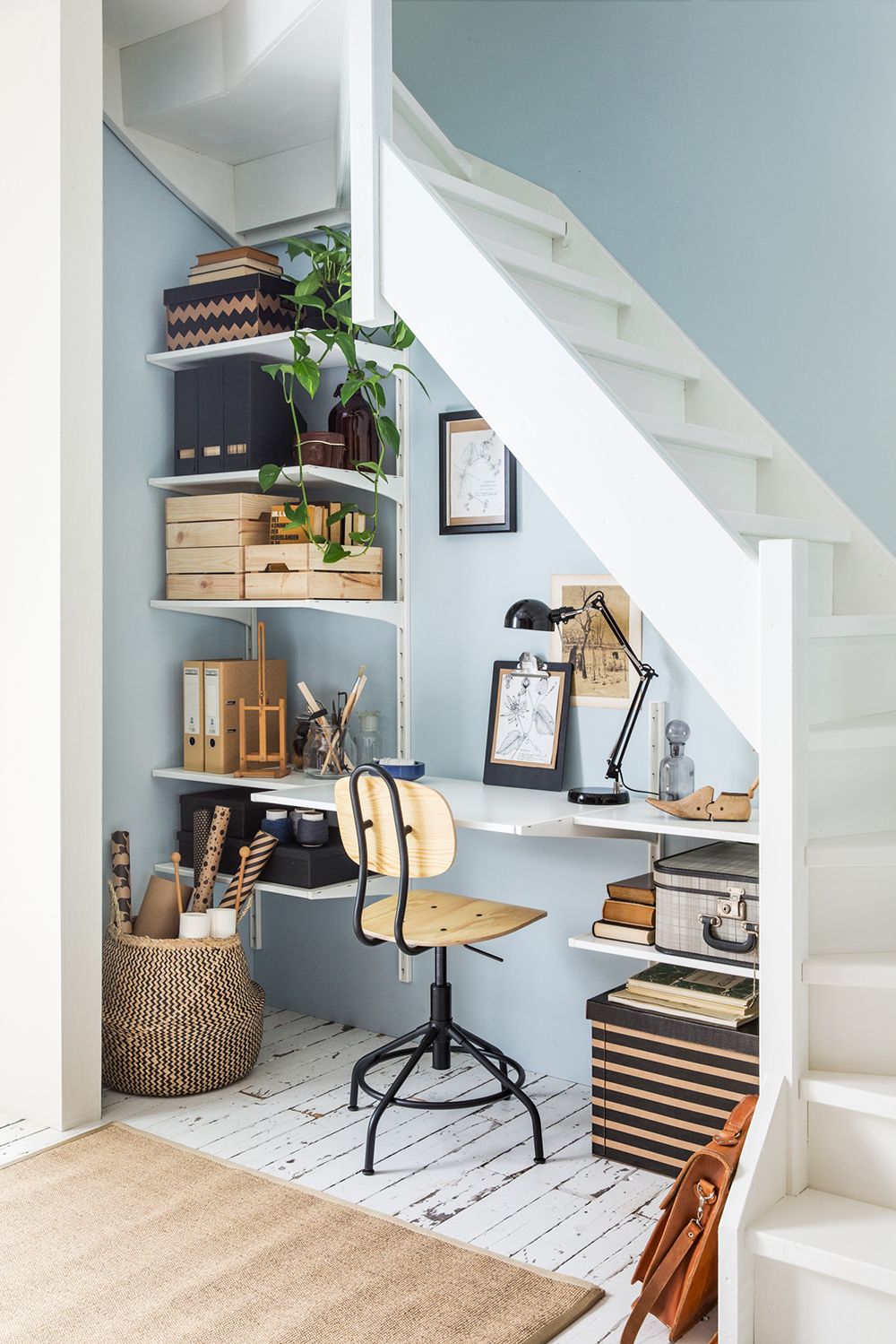 aménagement d'un bureau sous l'escalier