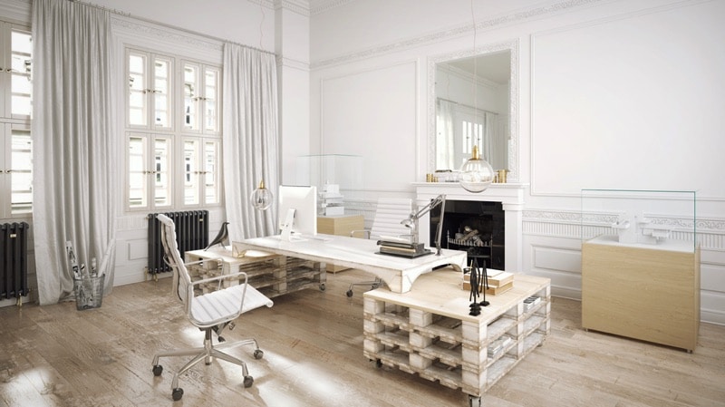 Bureau en palettes à différents niveaux doté de roulettes avec un bureau classique blanc à côté. Grand miroir dans une pièce toute blanche avec du parquet. creer-un-bureau-en-palettes-de-bois