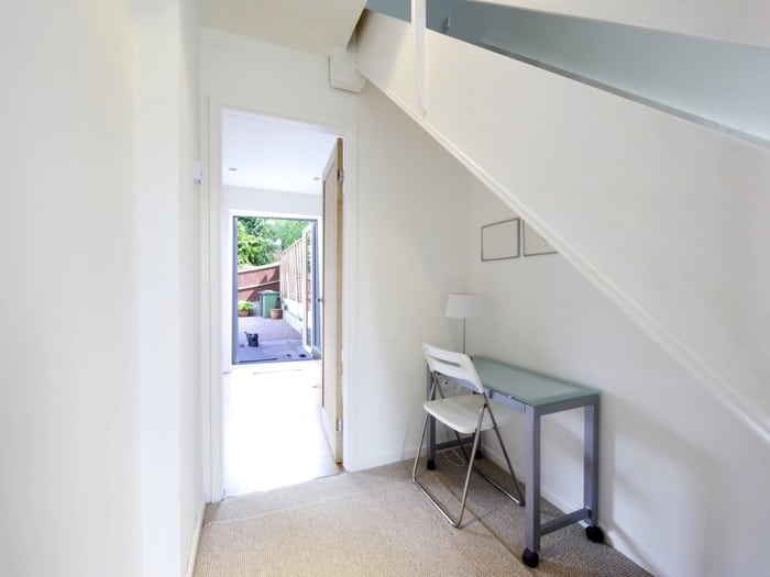 espace-vide-sous-escalier-david-hughes-92