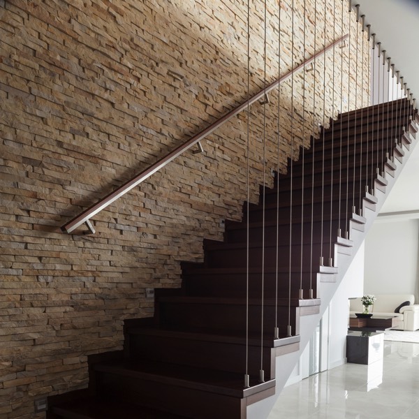 espace-vide-sous-escalier-photographee-eu-345