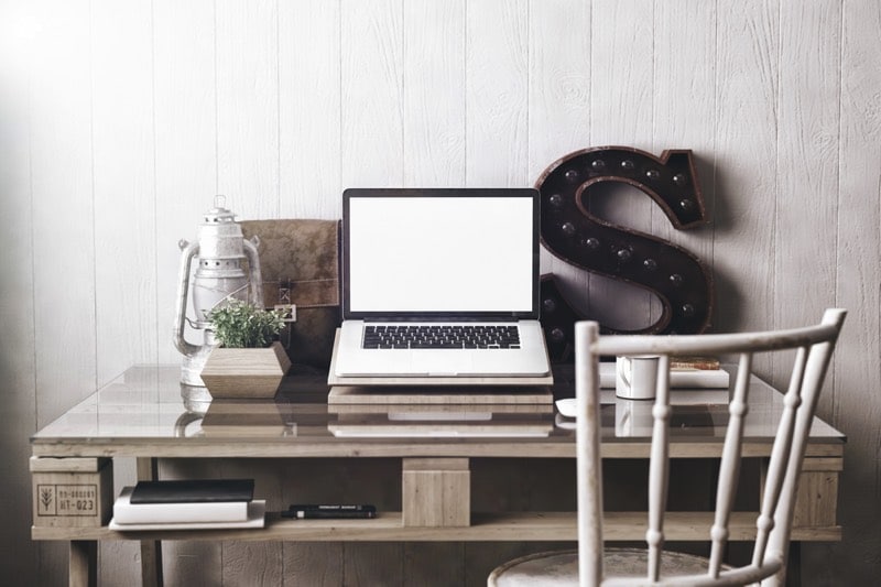 Bureau en palettes rectangulaire avec rangement en-dessous et chaise. PC portable noir et blanc, lanterne, petite plantes dans pot carré et grande lettre S noire. fabriquer-bureau-en-palette-de-bois-copyright-best-pixels-1