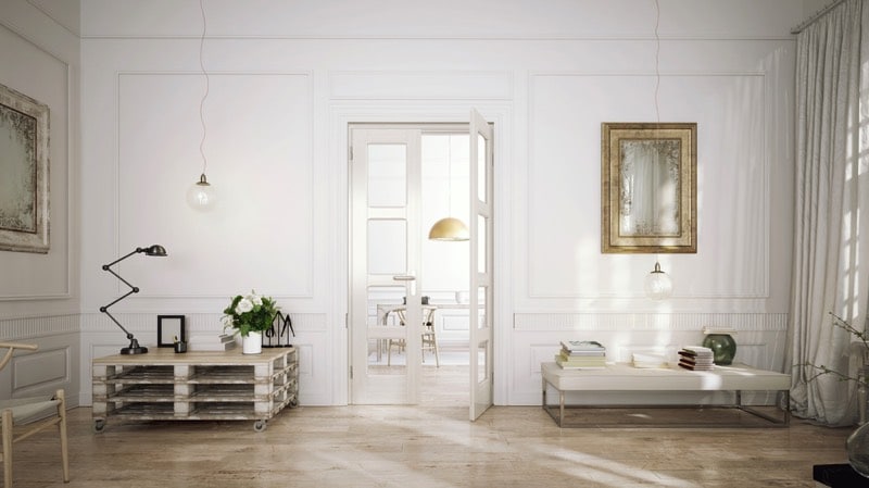 Pièce toute blanche avec parquet, ampoule suspendue et rideaux sur la droite. Bureau en palettes avec lampe design, petit cadre photo vide et pot avec tulipes blanches. fabriquer-bureau-en-palette-de-bois-copyright-jovana-veljkovic