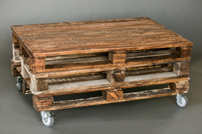 Fabrication d'une table palettes en vieux bois usé non peinte avec divers niveaux de rangements en-dessous. Quatre petites roulettes grises. fabriquer-table-basse-palette-279photo-studio-5