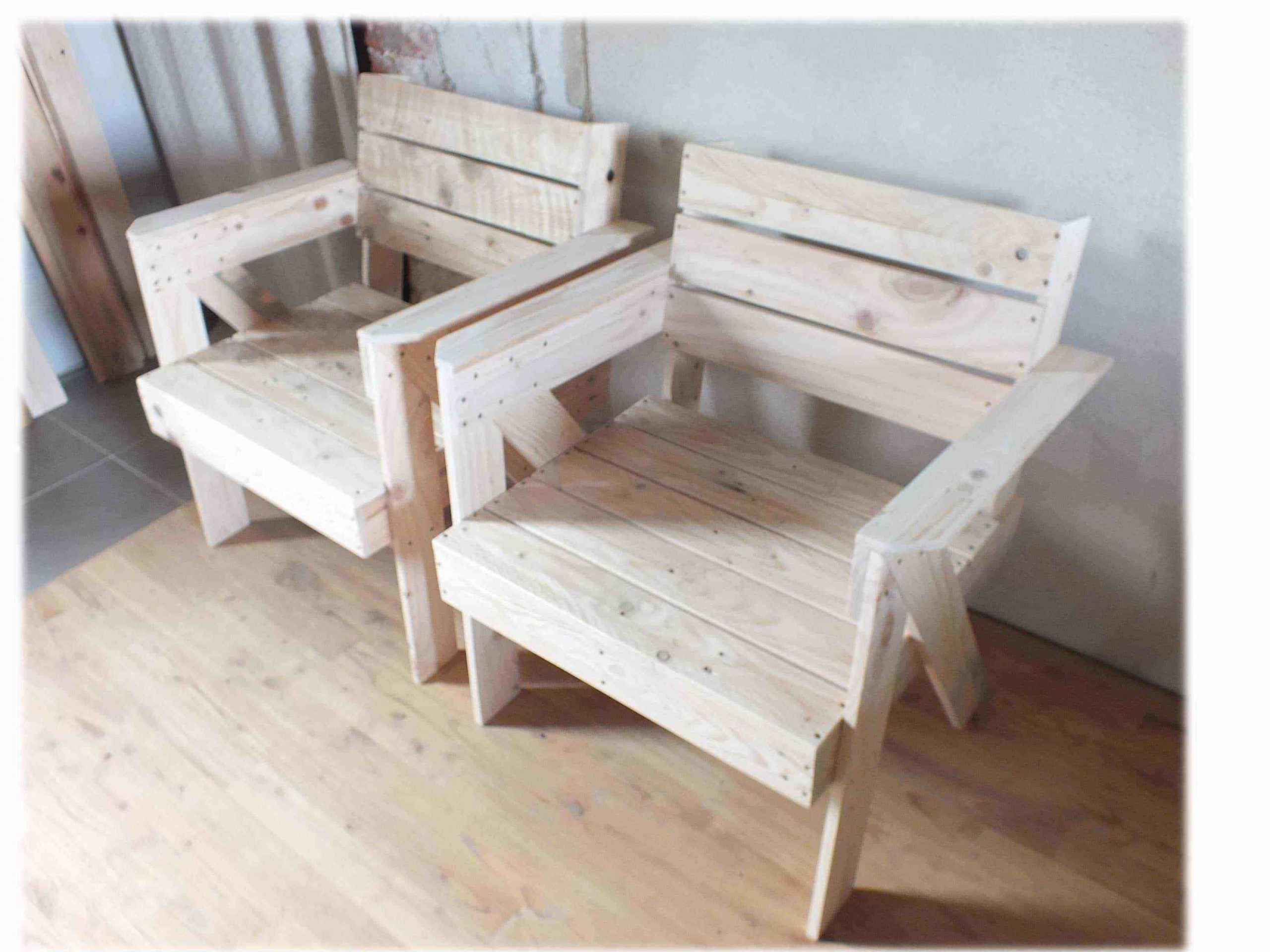 Deux fauteuils en palettes avec des dossiers légèrement inclinés