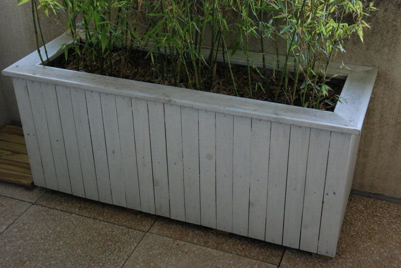 jardinière en palette blanche avec bambou