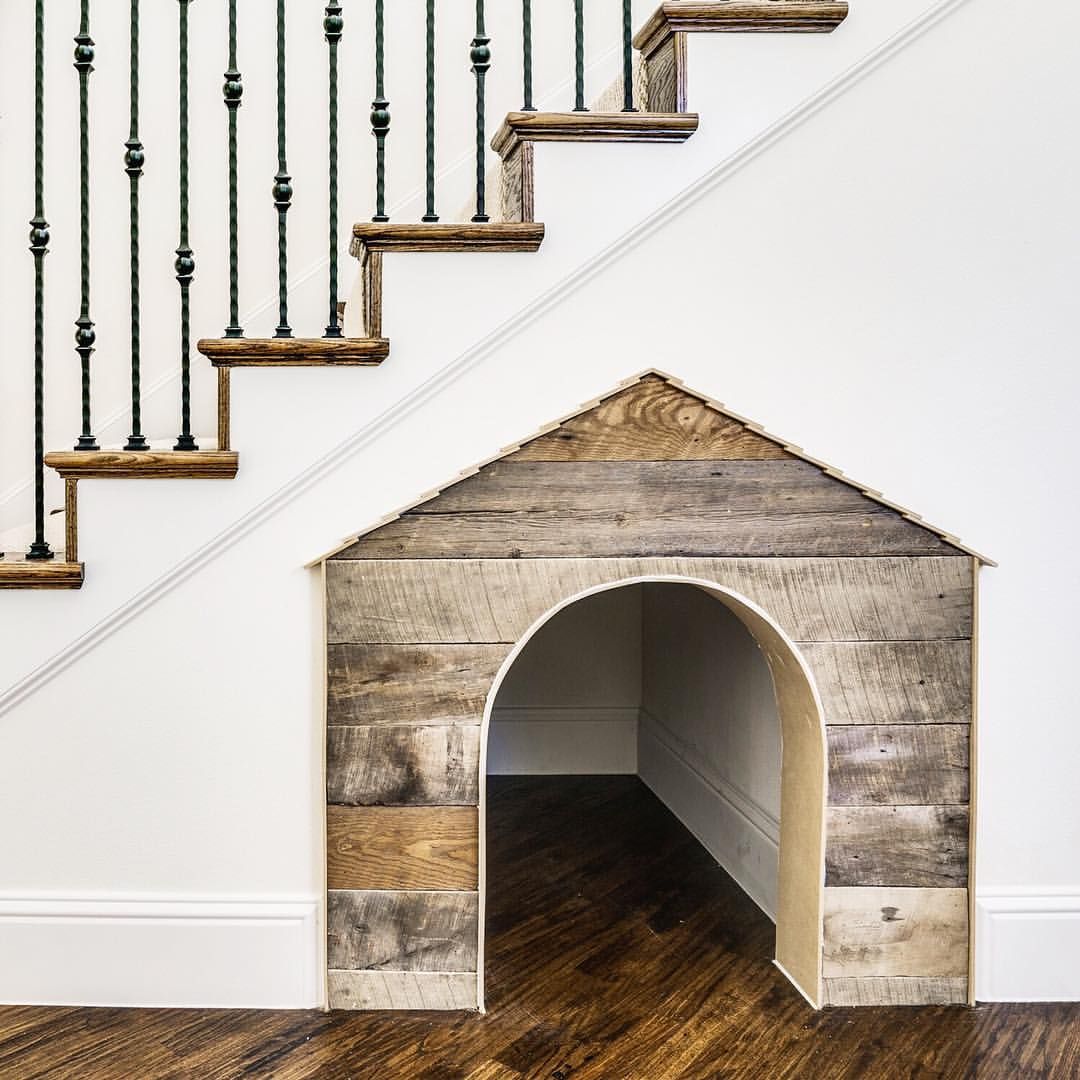 une niche pour chien sous un escalier