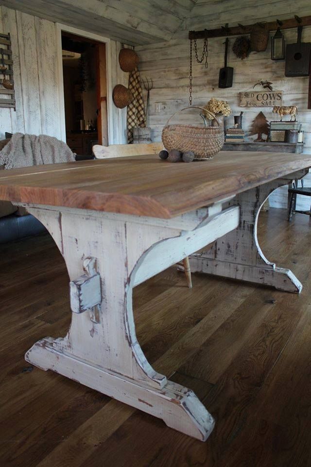 Salle à manger campagnarde/rustique avec petit table rectangulaire en bois et mur avec style chalet. Parquet et décoration originale faite d'objets de décoration.
