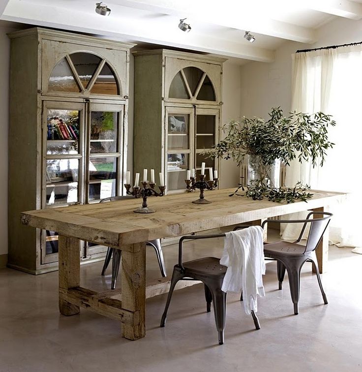 Idée déco pour moderniser une salle à manger traditionnelle avec table en bois érable rectangulaire et chaises au style industriel. Deux chandeliers avec quatre bougies chacun. moderniser une salle à manger traditionnelle