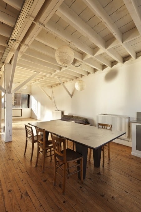 Idée déco salle à manger traditionnelle avec table rectangulaire et six chaises en bois sur parquet. Salle toute blanche avec lumières suspendues en boules.