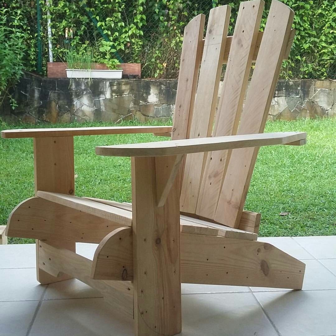 Un fauteuil avec assise droite, fabriqué à partir de lattes de palettes. fauteuil en bois avec assise droite