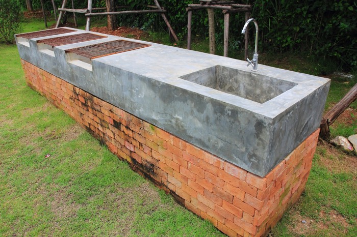 Plan de cuisine extérieure en béton avec 3 grills et un évier rectangulaire (profondeur 20cm)