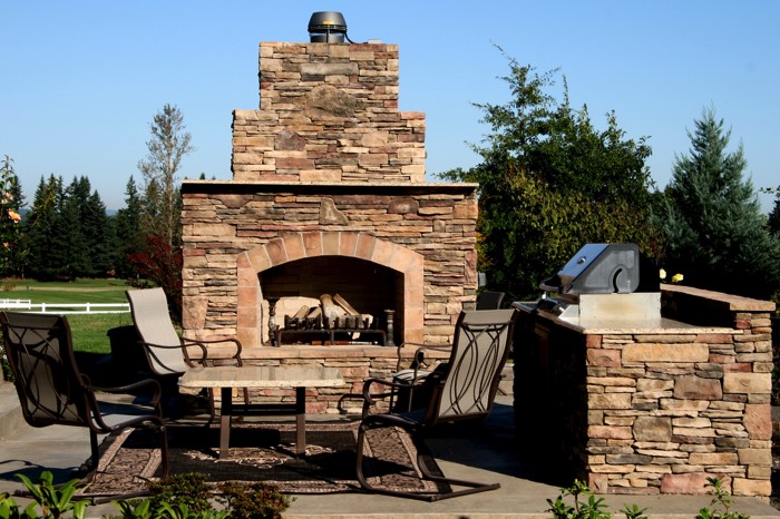 Terrasse avec îlot de cuisine d'été et son barbecue en granit brut