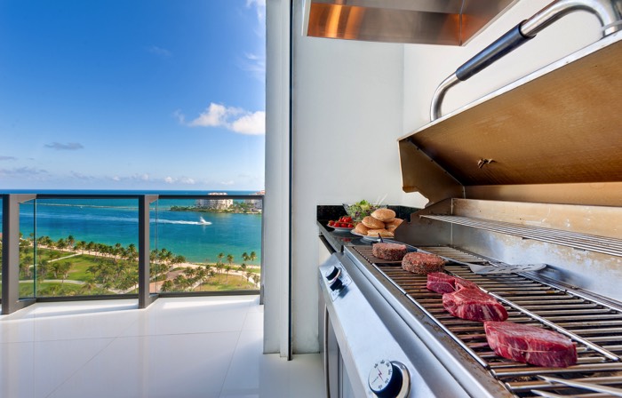 Coin barbecue avec grill sur la terrasse pour une cuisine d'été ultra moderne