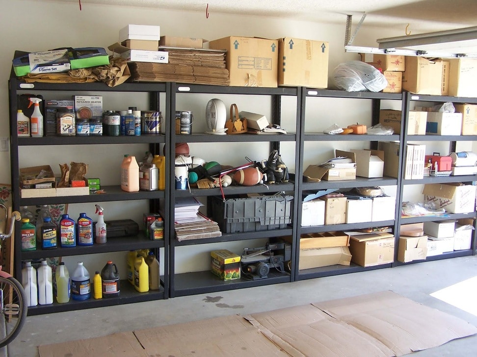 Idée pour ranger votre garage en couleur gris anthracite avec différentes cases rectangulaires servant à mettre des cartons, des produits de nettoyage et d'autres objets.