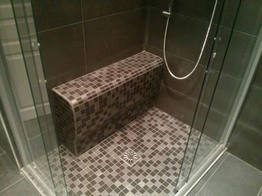 salle de bain avec douche a l'italienne équipée d'un banc