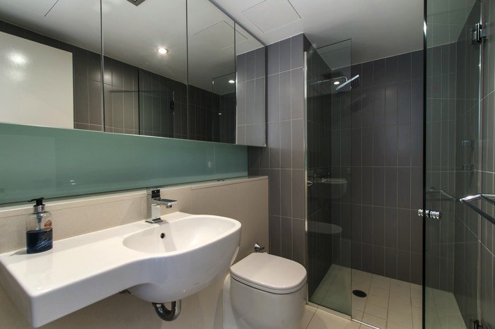salle de bain moderne avec receveur de douche à l'italienne carrelé beige.