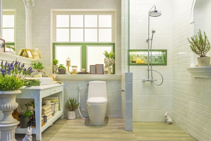salle de bain dans des accents verts avec douche à l'italienne et receveur intégré