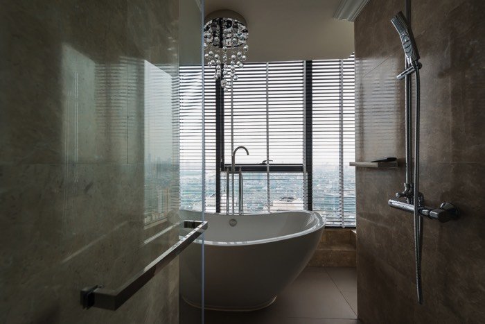 salle de bain luxueuse avec colonne de douche programmable apparente