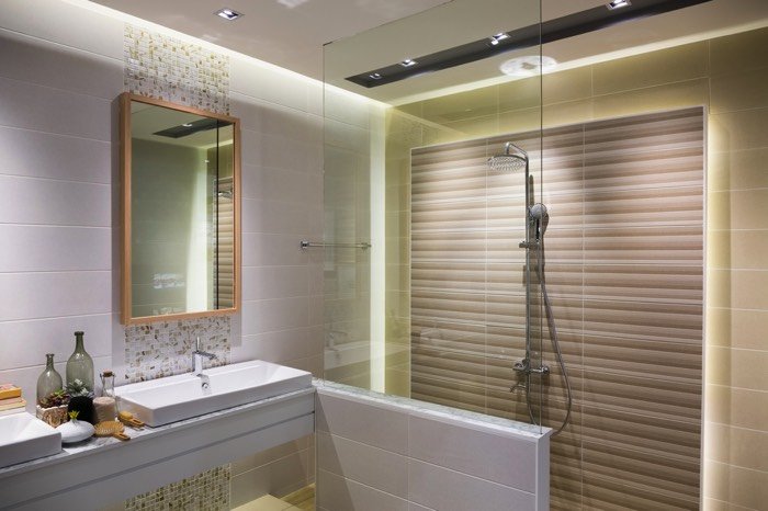 salle de bain jaune et beige avec une colonne de douche hydromassante en inox chromé