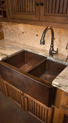 Évier à poser 2 bacs avec robinet mitigeur dans cuisine ancienne avec style industriel. Évier à poser 2 bacs dans cuisine ancienne style industriel